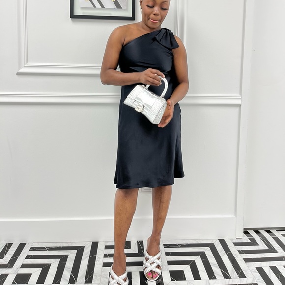 BEAUTIFUL ANN TAYLOR BLACK HALF SHOULDER EVENING/FORMAL DRESS 100% SILK - Picture 2 of 5